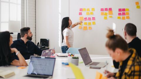 Workshop Eine Frau präsentiert im Rahmen eines Workshops