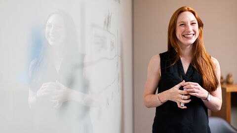 Präsentation Frau vor einer Präsentationswand