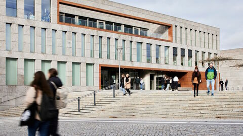 Studierende auf dem Campus der Hochschule Fulda